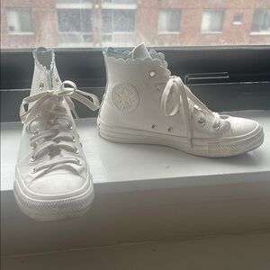 Converse Women’s White High Top Sneakers with Gold Eyelets Sz 7